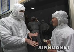 者正在参不雅采访天洋食物厂车间前接管